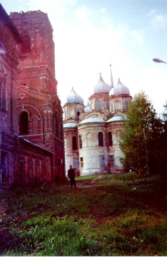 Вид со стороны Троицкой церкви. Фото из архива к.т.н., доц. Андрея Валерьевича Дунаева, 2002 г.